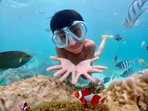 Snorkeling-at-Koh-Chuang-Samaesarn-exploring-coral-reefs-and-taking-photos-with-nemo