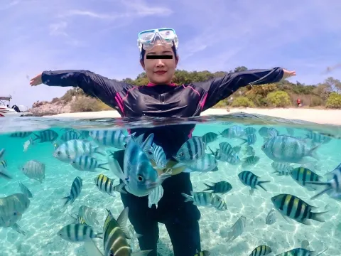 photos-taken-with-beautiful-fish-at-Koh-Yung-Kluea-Samaesarn